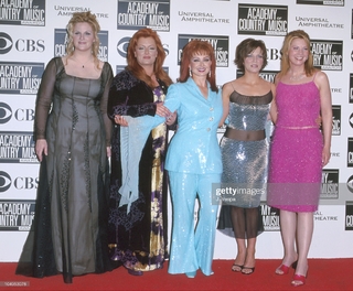 Patty Loveless feet photo 7