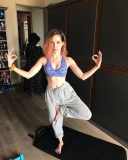 Paty Cantú feet photo thumbnail