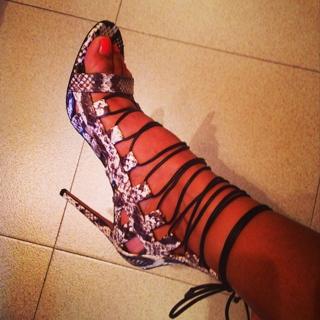 Paula Echevarría feet photo thumbnail