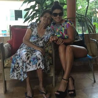 Paula Fernandes feet photo thumbnail
