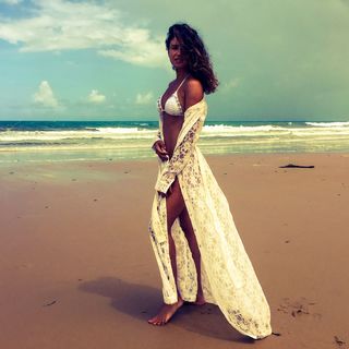 Paula Fernandes feet photo thumbnail