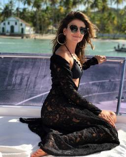 Paula Fernandes feet photo thumbnail