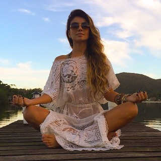 Paula Fernandes feet photo thumbnail