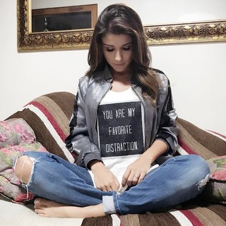 Paula Fernandes feet photo thumbnail