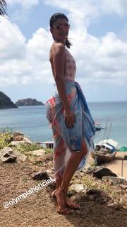 Paula Fernandes feet photo thumbnail