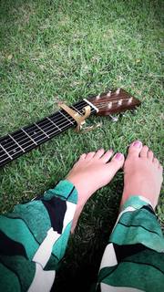 Paula Fernandes feet photo thumbnail