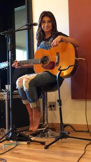 Paula Fernandes feet photo thumbnail