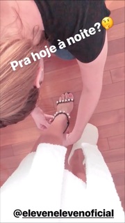 Paula Fernandes feet photo thumbnail