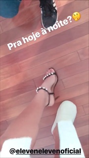 Paula Fernandes feet photo thumbnail