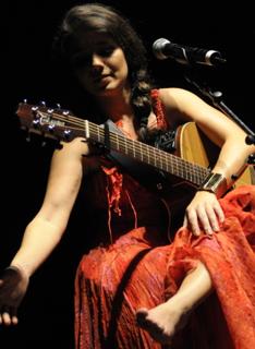 Paula Fernandes feet photo thumbnail