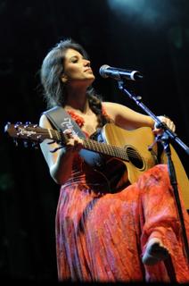 Paula Fernandes feet photo thumbnail