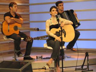 Paula Fernandes feet photo thumbnail