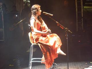 Paula Fernandes feet photo thumbnail