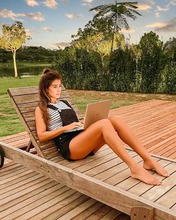 Paula Fernandes feet photo thumbnail
