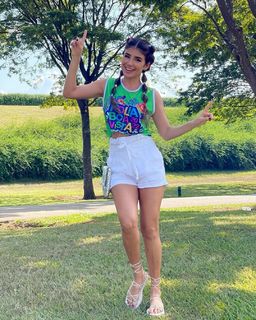 Paula Fernandes feet photo thumbnail