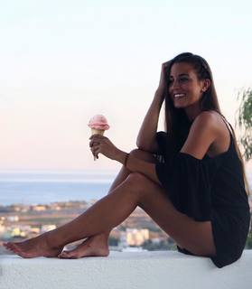 Paula Gonu feet photo 3