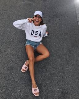 Paula Gonu feet photo 9