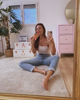 Paula Gonu feet photo 3