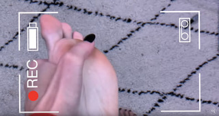 Paula Gonu feet photo 3