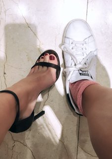 Paula Gonu feet photo 6