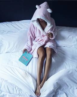 Paula Gonu feet photo 3