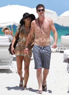 Paula Patton feet photo thumbnail