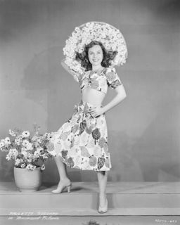 Paulette Goddard feet photo 3