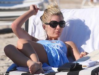 Paulina Gretzky feet photo thumbnail