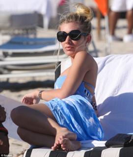 Paulina Gretzky feet photo thumbnail