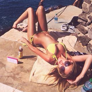 Paulina Gretzky feet photo thumbnail
