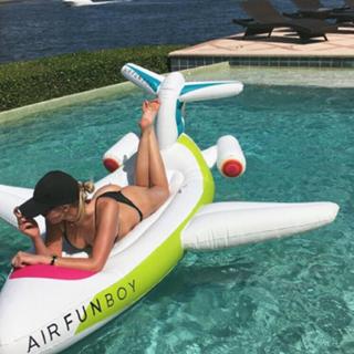 Paulina Gretzky feet photo thumbnail