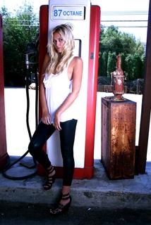 Paulina Gretzky feet photo thumbnail