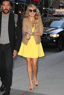 Paulina Rubio feet photo thumbnail