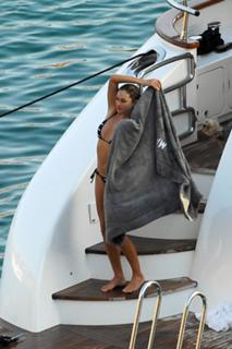 Paulina Rubio feet photo thumbnail