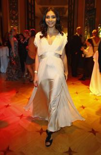 Pegah Ferydoni feet photo 18