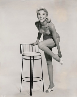 Peggie Castle feet photo 10