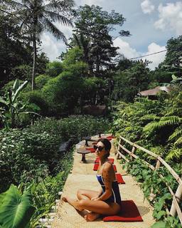 Peggy Gou feet photo thumbnail