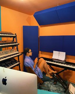 Peggy Gou feet photo thumbnail