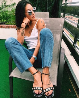 Peggy Gou feet photo thumbnail
