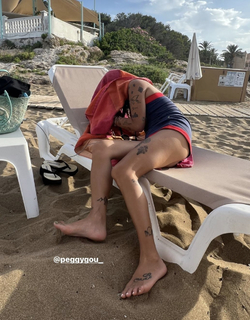 Peggy Gou feet photo thumbnail