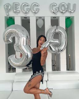 Peggy Gou feet photo thumbnail