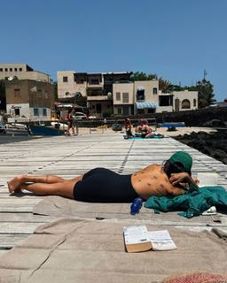 Peggy Gou feet photo thumbnail