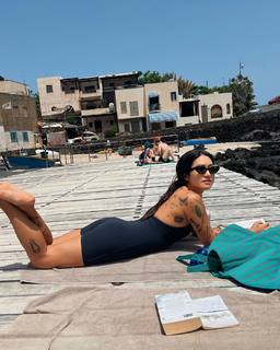 Peggy Gou feet photo thumbnail