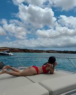 Peggy Gou feet photo thumbnail