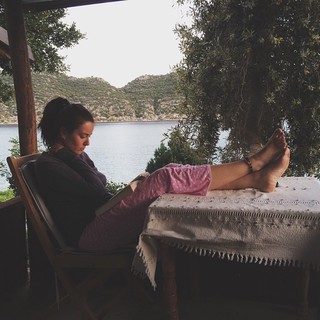 Pelin Akil feet photo thumbnail