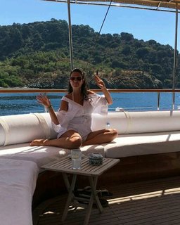 Pelin Akil feet photo thumbnail