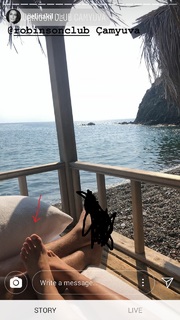 Pelin Akil feet photo thumbnail