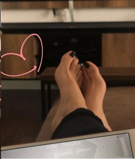 Pelin Akil feet photo thumbnail