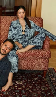 Pelin Akil feet photo thumbnail