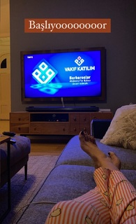 Pelin Akil feet photo thumbnail